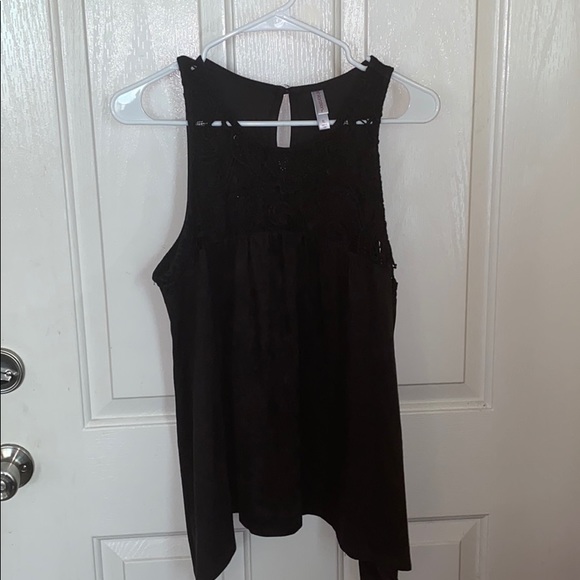 Black crochet front flowy tank with snap back - Picture 1 of 6